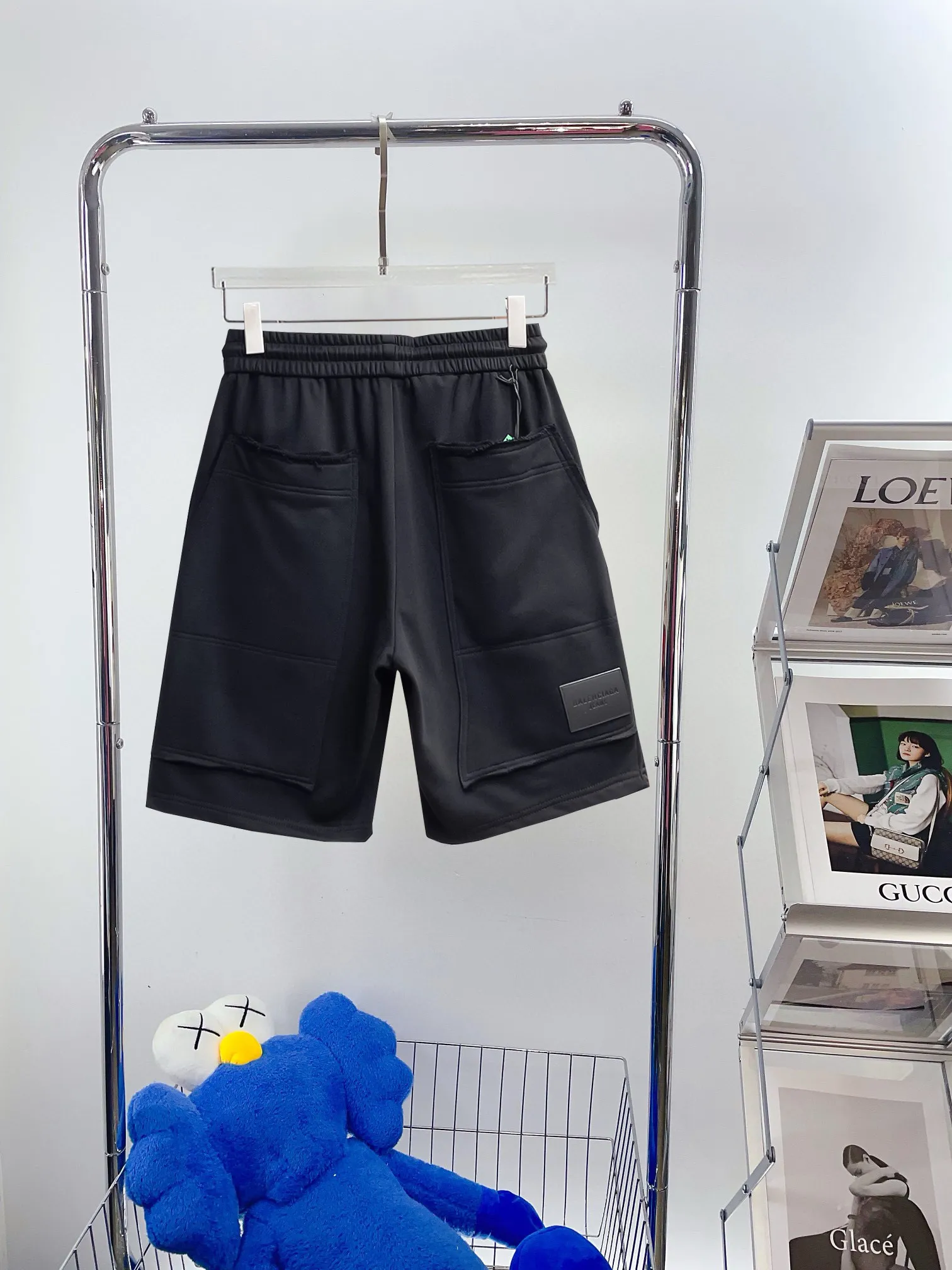 Balenciaga's three-standard complete 2026 summer New Arrival men's casual shorts, advanced custom-made Breathable fabric, Breathable fabric, extremely stretchy and comfortable, impeccable details, top-grade accessories, original logo design concept, delicate and soft feel! The upper body fit is awesome! Size: M-XXXL Please state your height and weight when ordering
